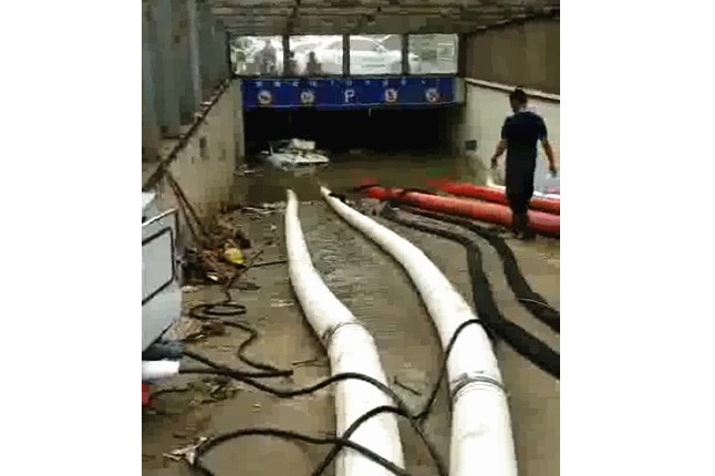 二環(huán)支路沙口路，山東消防兩臺(tái)，我們?nèi)_(tái)潛水泵同時(shí)運(yùn)行，一切正常了